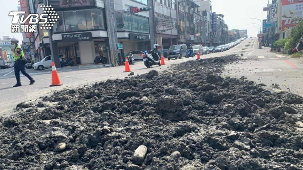 砂石車載運的土方傾瀉彰化市中華西路，造成交通大打結。（圖／民眾提供）