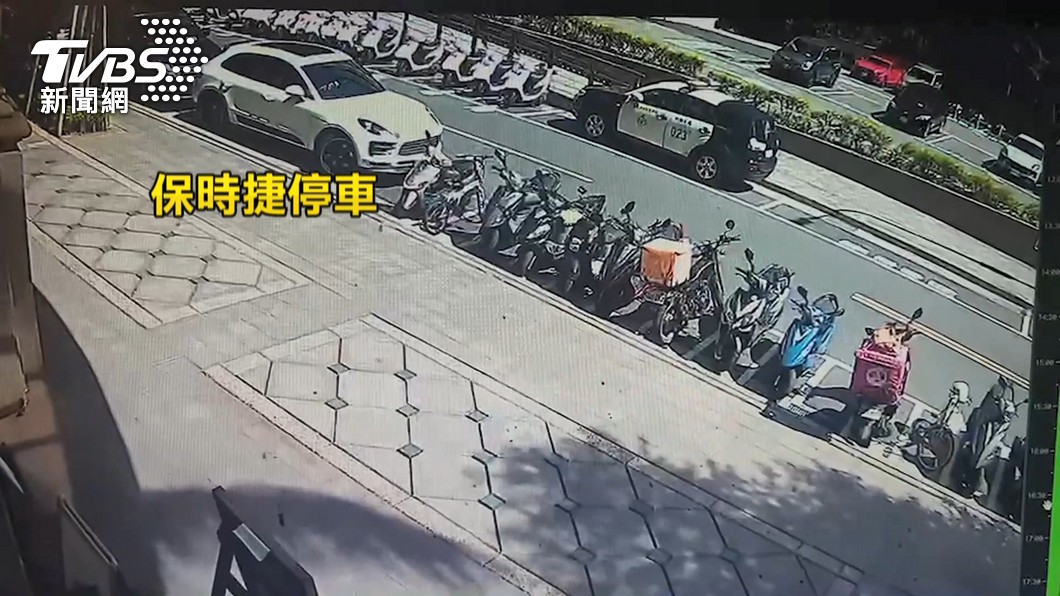 圖／TVBS 保時捷路邊停車肇逃　8車如「骨牌」連環倒
