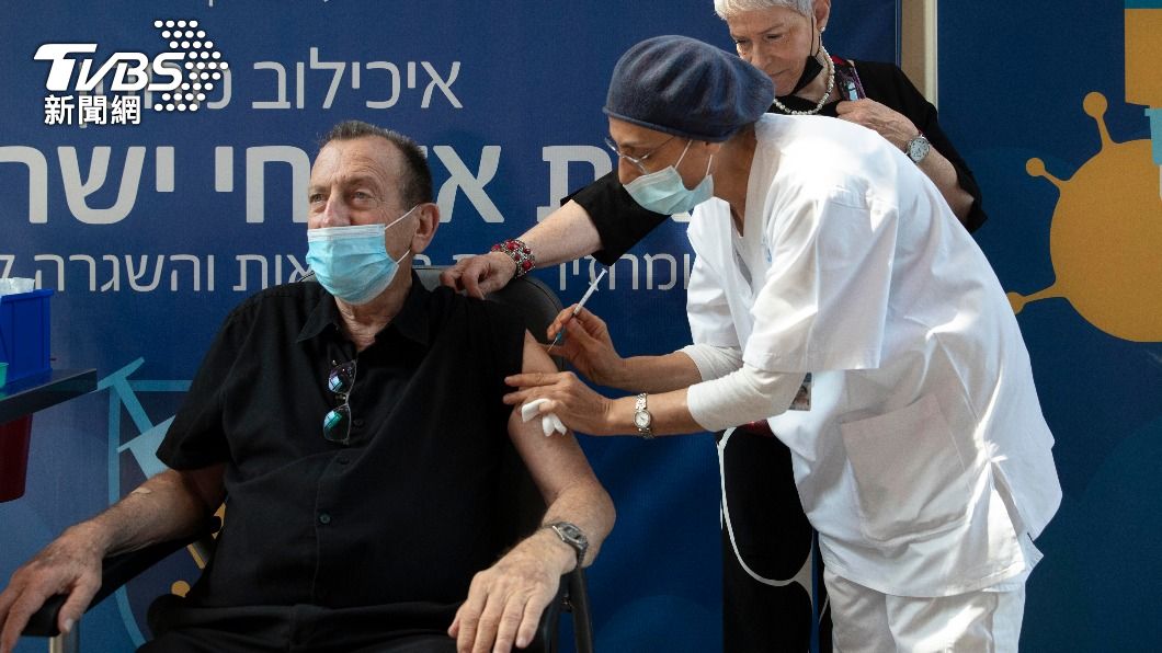 特拉維夫市市長胡爾戴今年8月1日公開接種第三劑新冠疫苗。（圖／達志影像美聯社） 以色列特拉維夫打完第3劑見效　市長大讚：好像沒疫情