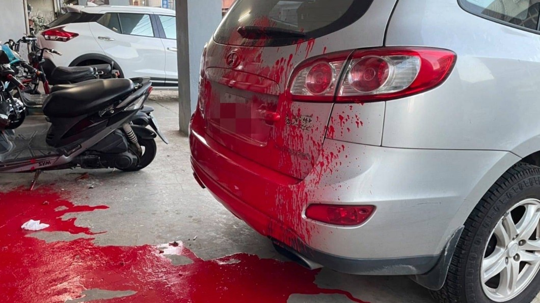 陳姓房東的汽車遭房客惡意潑紅漆。（圖／翻攝自爆料公社臉書）