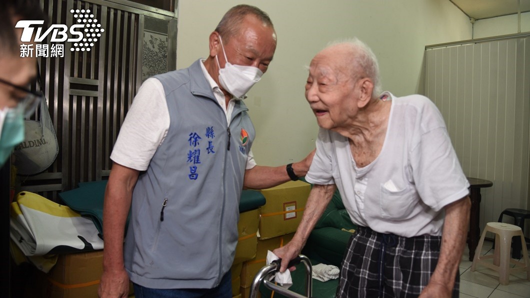 今年114歲的張德山爺爺是苗栗縣最年長的人瑞。（圖／TVBS）