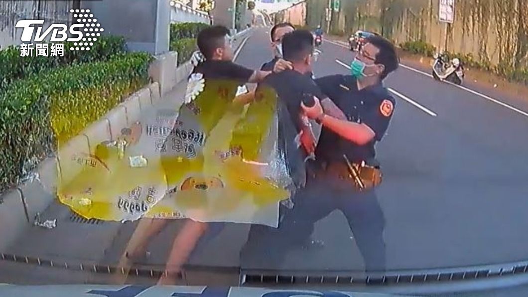 兩名男子毆打員警。（圖／TVBS）
