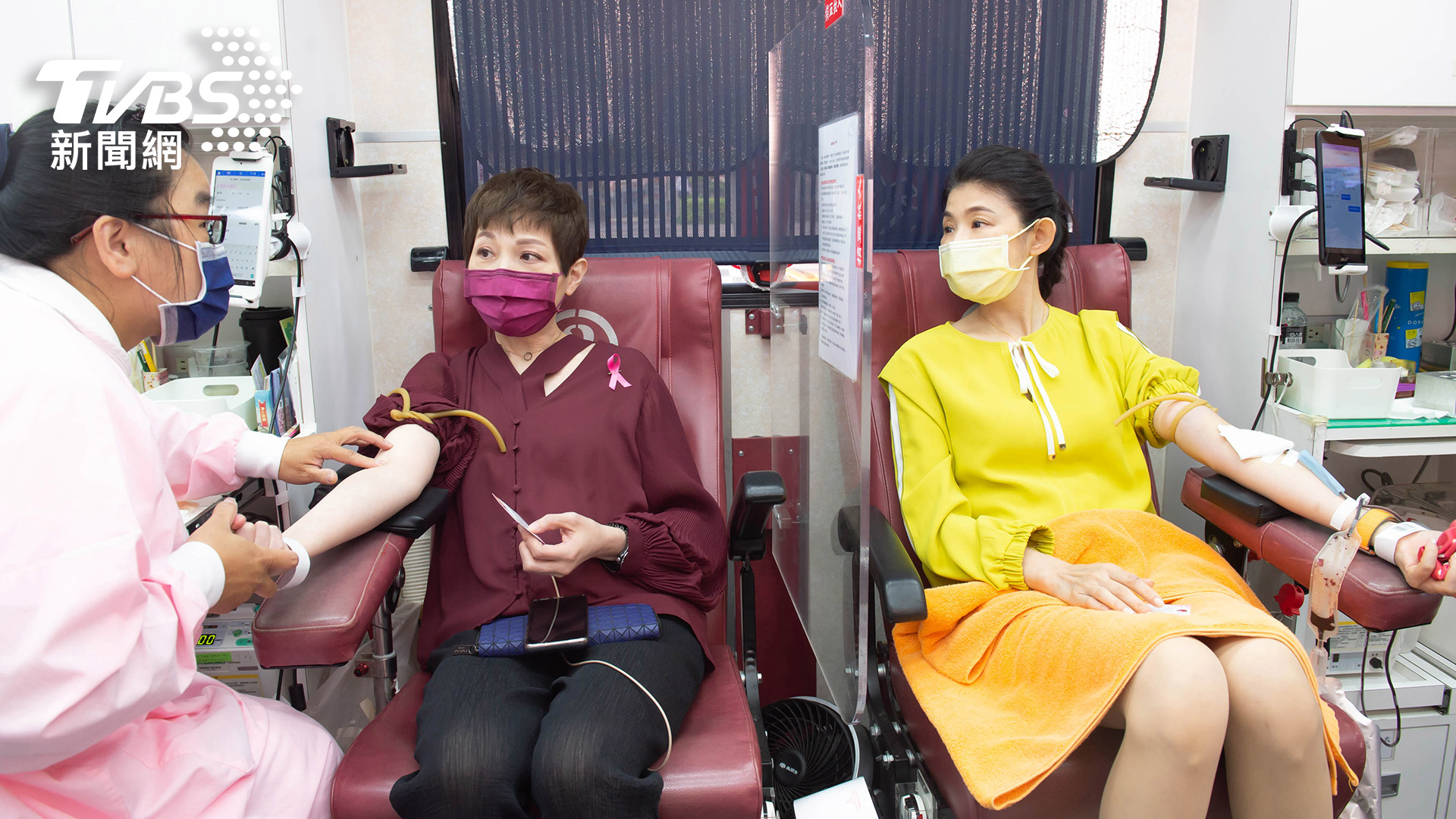 因應防疫，捐血座位間皆有隔板，讓吳安琪與蘇宗怡都大讚很安心。