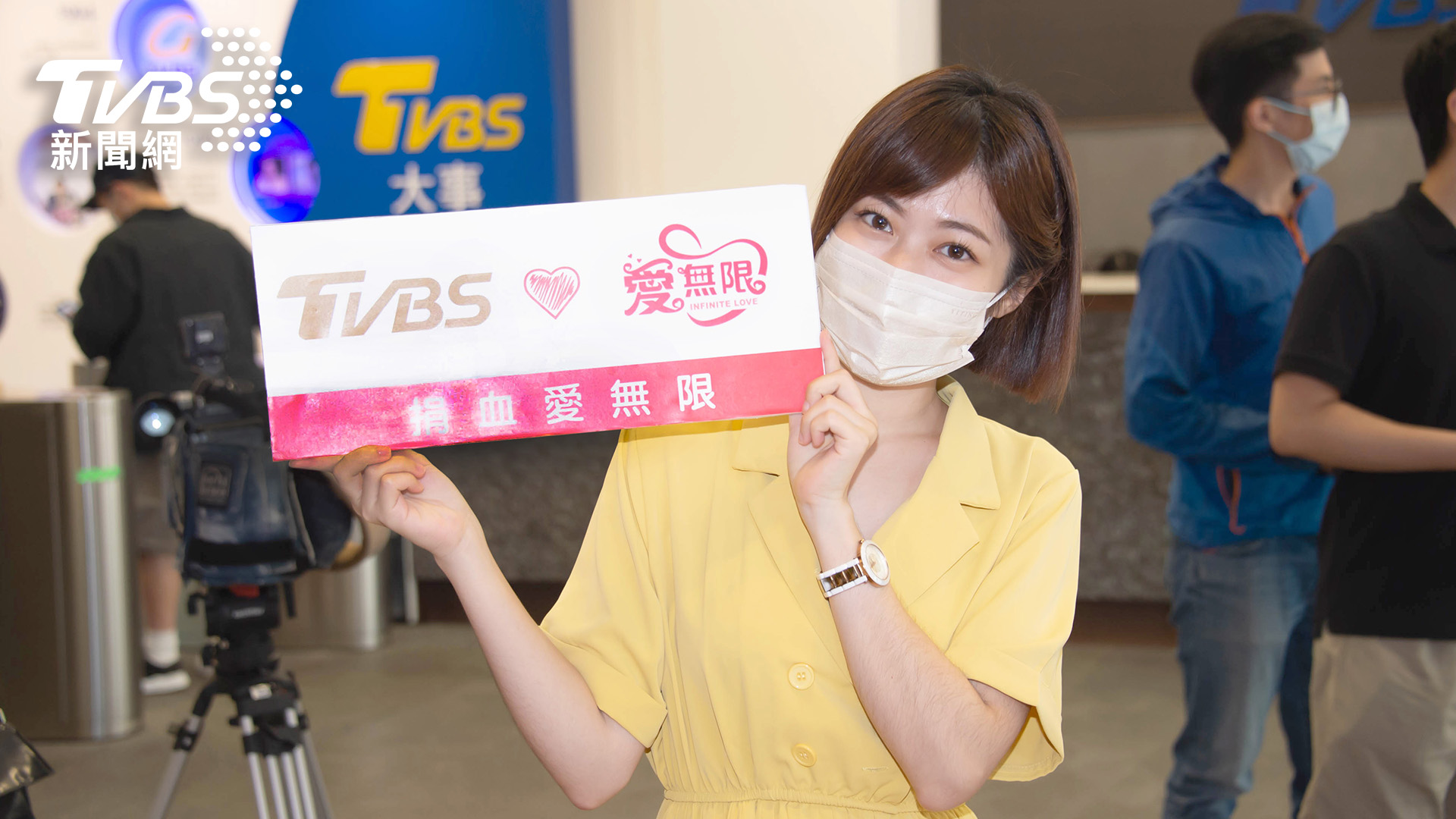 吳姝叡在新聞採訪空檔，響應TVBS捐血愛無限活動