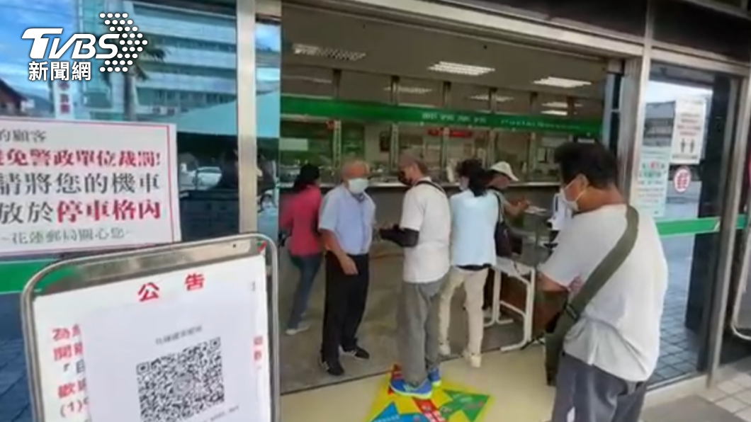 花蓮國安郵局今日一早湧入想領五倍券的民眾。（圖／TVBS）