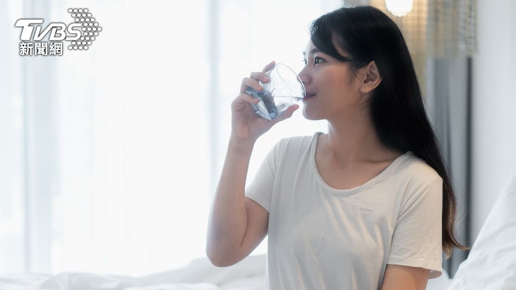 營養師揭喝水的重要性，及水腫的原因。（示意圖／shutterstock達志影像）