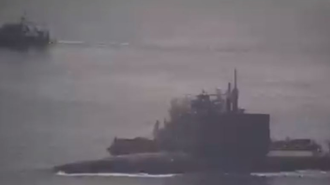「康乃狄克號」在南海撞擊不明物體受損。（圖／翻攝自WarshipCam 推特）