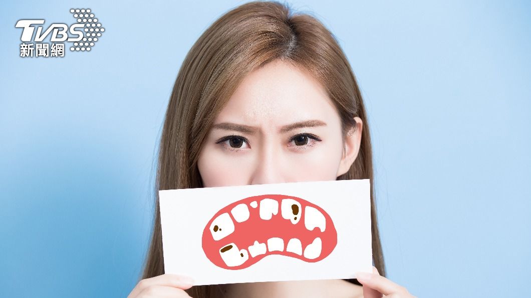 牙齒上刷不掉的黑線可能是蛀牙的徵兆。（示意圖／shutterstock達志影像）