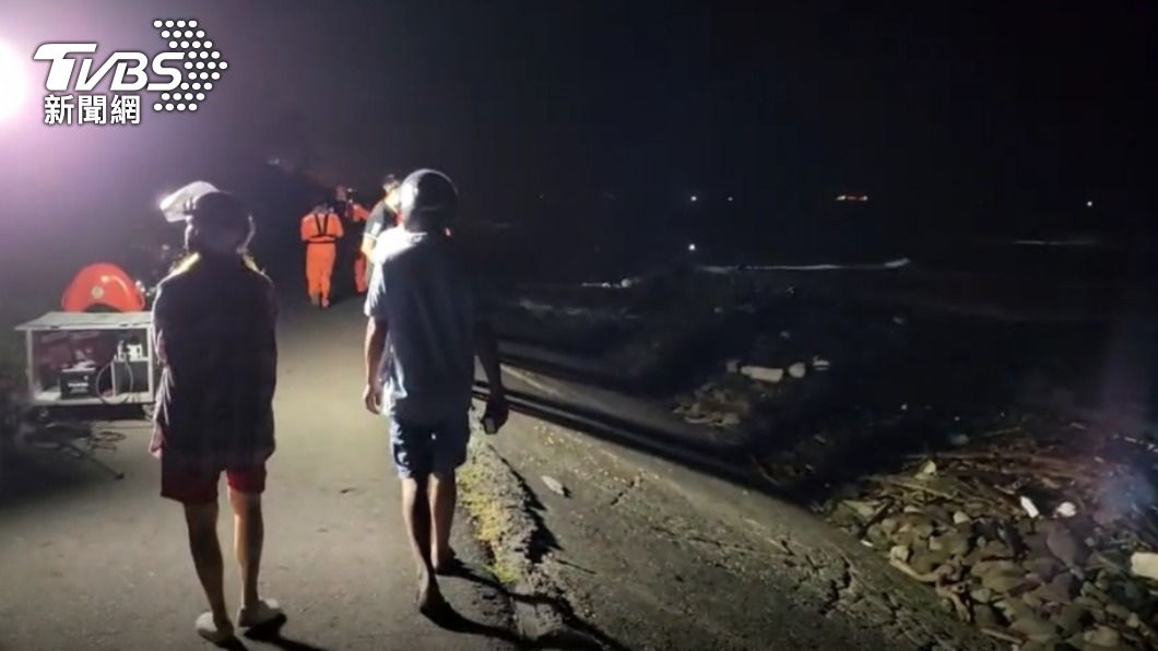 台南舢舨遭浪打翻，3漁民僅2失蹤。（圖／TVBS）
