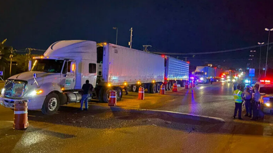 警方在墨西哥北部攔查3輛載滿移民的聯結貨車。（ 圖／翻攝自Michael 推特 @Michael77543635） 就是想北漂！墨西哥警攔查聯結車　600人藏冷凍櫃偷渡