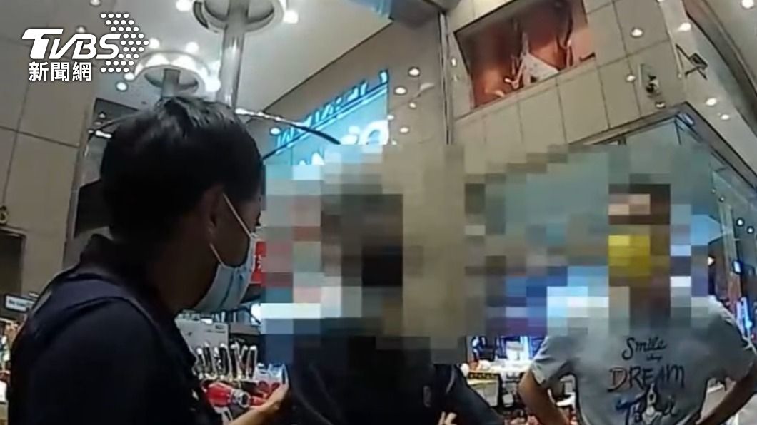 高雄警方在一間百貨公司內逮捕蔡嫌。（圖／TVBS）