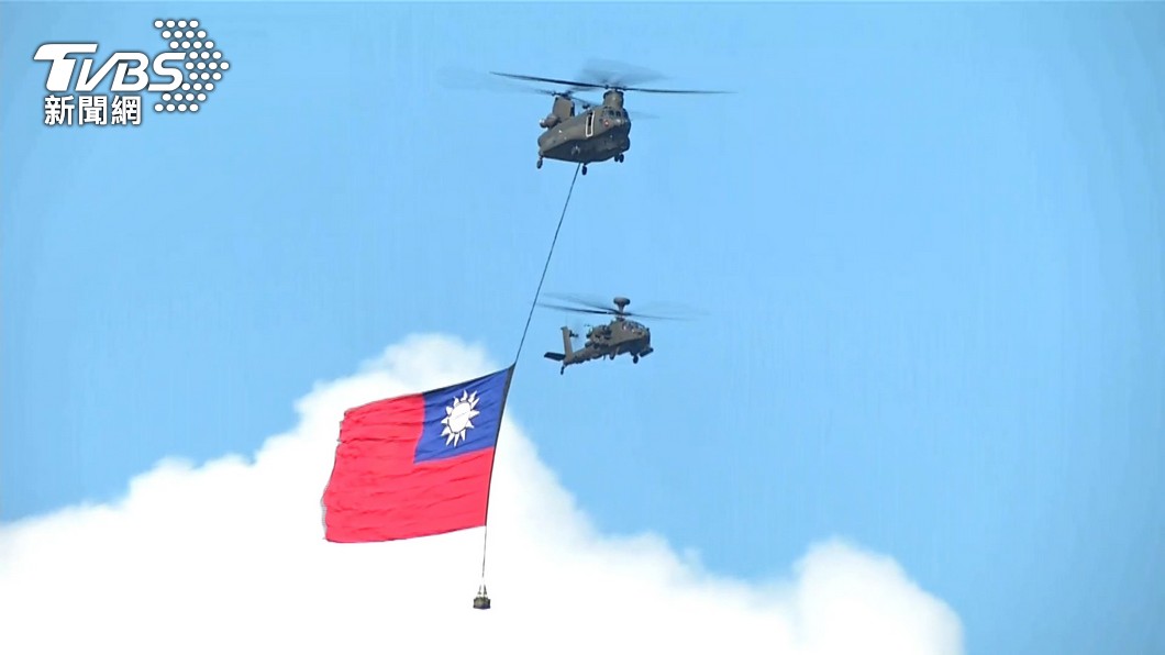 CH-47運輸直升機在國慶大典上，吊掛典禮史上最巨幅國旗通過總統府上空。（圖／TVBS）
