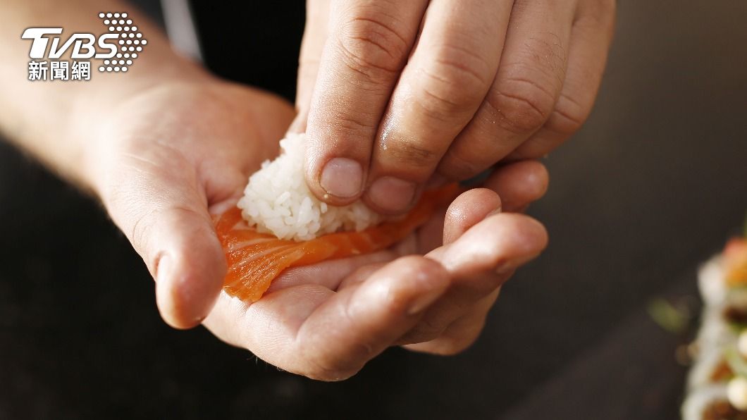 東京首見「庫道蟲」食物中毒，18人吃握壽司上吐下瀉。（示意圖／shutterstock達志影像）