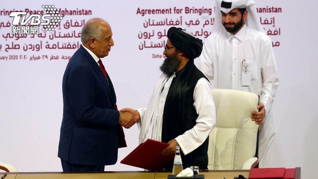 2020年2月29日，美國曾派阿富汗特使哈里札德（左）與神學士政治領袖巴拉達（右）於杜哈簽署雙邊和平協議。（圖／達志影像路透社）