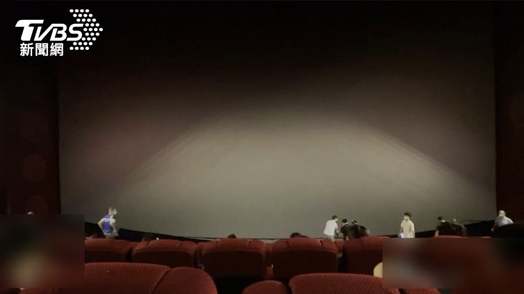 消費者在美麗華影城看電影「007生死交戰」，突然遇到影城停電。(圖／民眾提供)