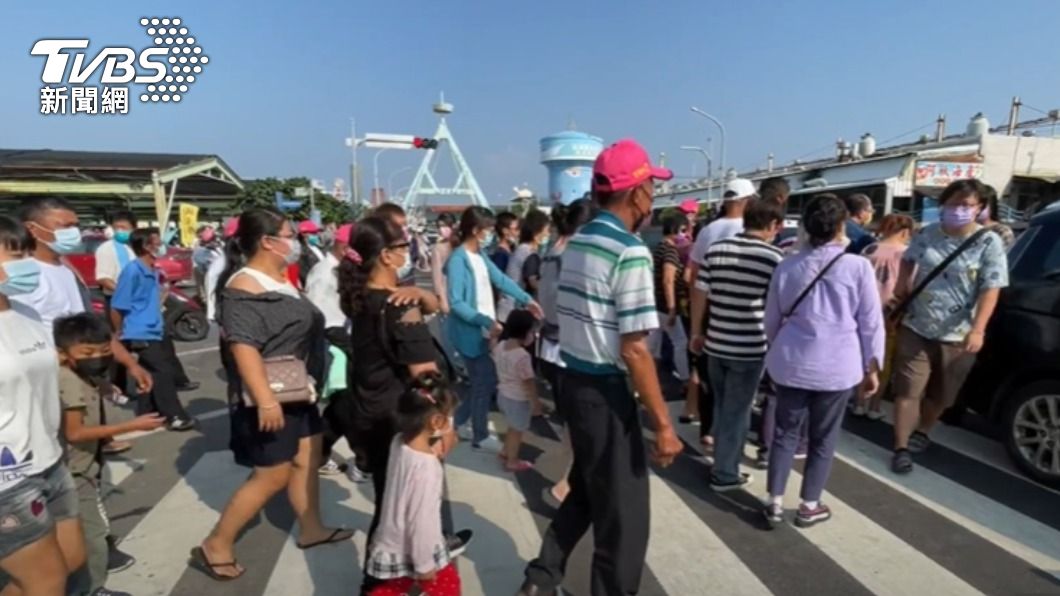 嘉義布袋漁港湧入大批觀光客。（圖／TVBS）