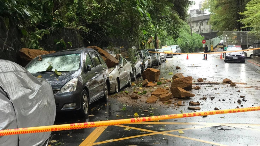 內湖三軍總醫院附近巷弄，土石崩落砸毀車。(圖／翻攝陳宥丞臉書)