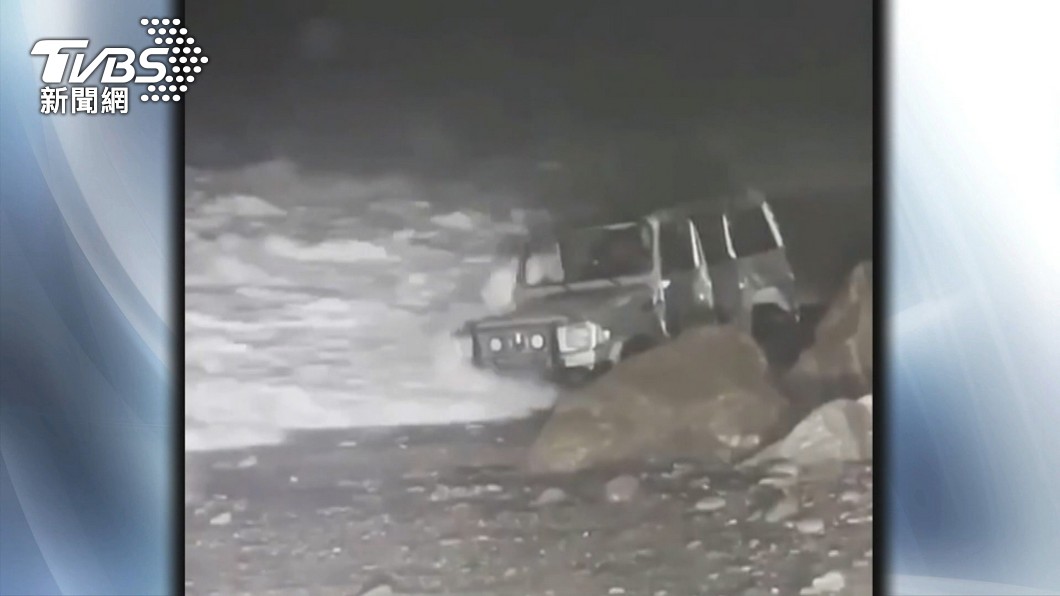 一輛G-Class受困在宜蘭南澳海石洞沙灘。(圖片來源/ TVBS)