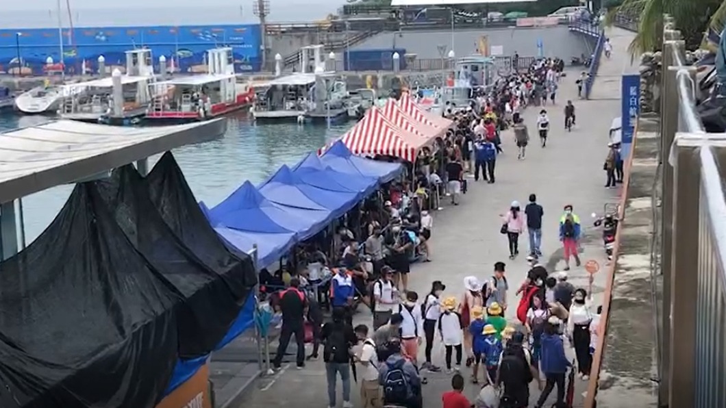 颱風攪局，小琉球碼頭湧現逃難潮。（圖／民眾提供）