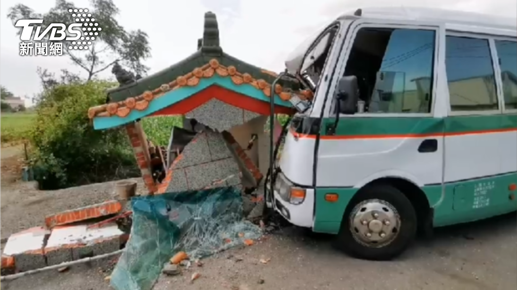 巴士撞毀西營將軍廟，車頭也嚴重受損。（圖／TVBS）
