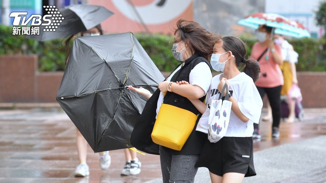 颱風圓規逐漸靠近台灣。（圖／中央社） 颱風圓規今晚至明晨影響最劇　東半部防超大豪雨