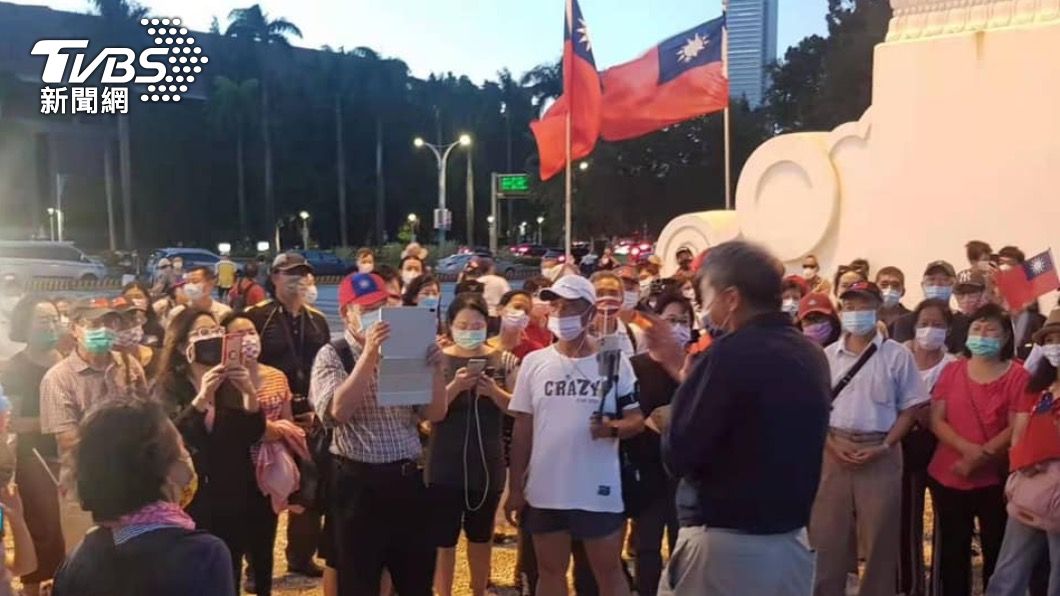 張亞中趁著國慶日在北台灣召募黨員，吸引5000人入黨。（圖／翻攝自孫文學校臉書）