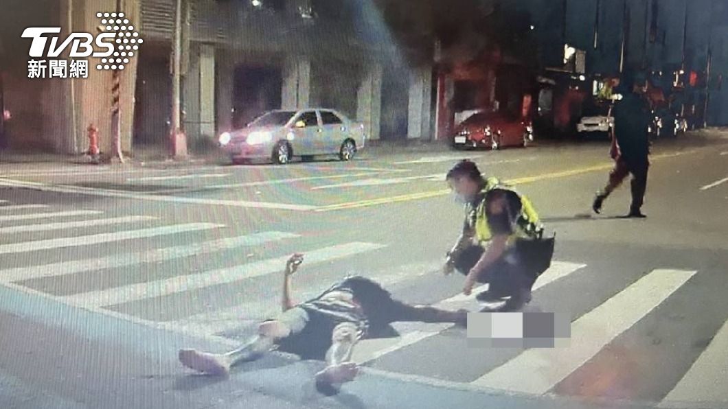 張男酒醉與計程車司機杜男起口角，竟持玩具槍攻擊，事後躺臥在地。（圖／警方提供）