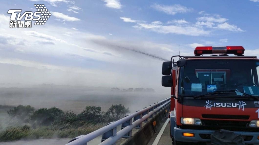 雲林縣消防局派出消防車前往自強大橋加強灑水。（圖／中央社）