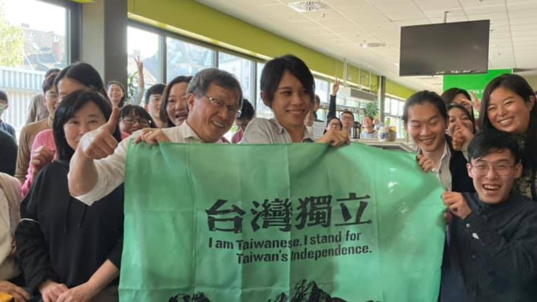 駐德代表謝志偉在國慶日當天持「台灣獨立」布條。（圖／翻攝謝志偉臉書）  