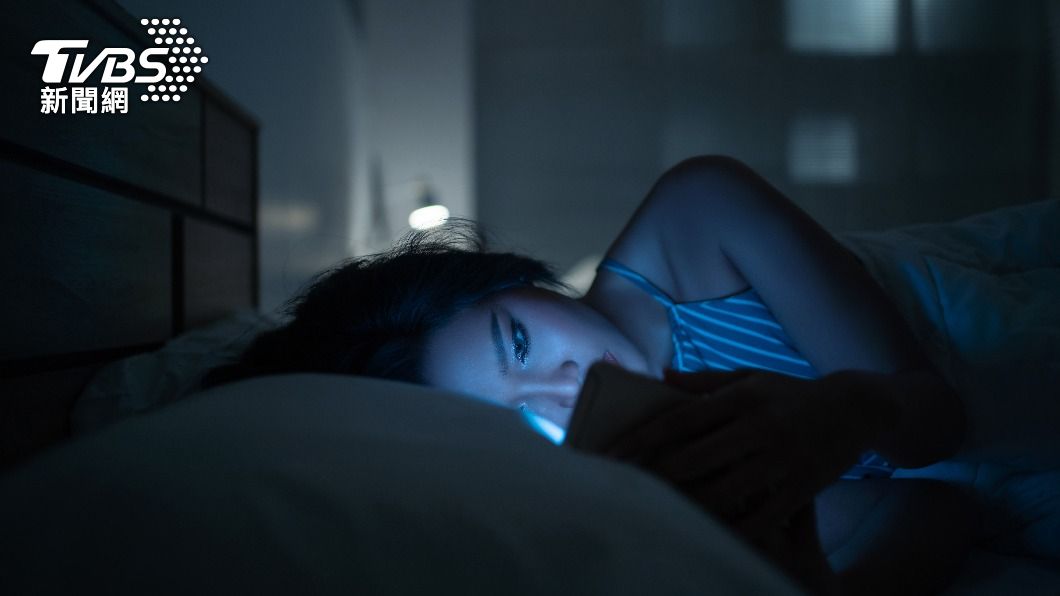 「睡前3C成癮」是夜間多尿症的新興危險因子。（示意圖／shutterstock達志影像） 睡前3C成癮當心晚上頻尿　醫授「夜尿234」口訣判斷