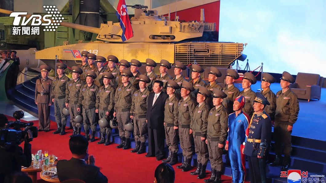金正恩出席武器展，亮點卻全在「北韓隊長」身上。（圖／達志影像美聯社）