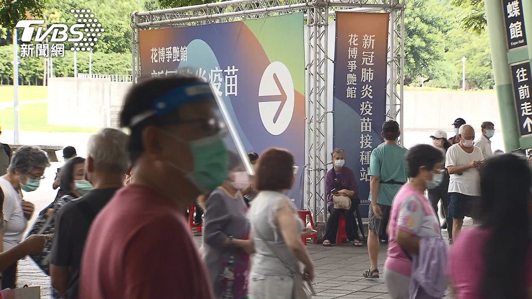 台北市府安排花博負責施打AZ疫苗。（圖／TVBS資料畫面）