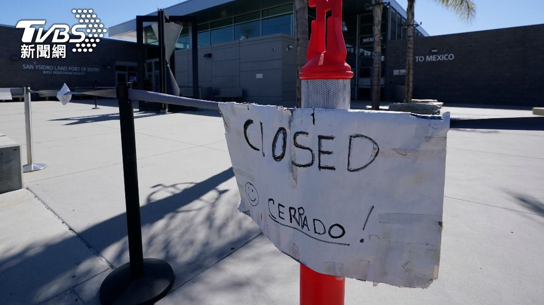邊境辦公處外貼有「關閉」字樣的標語。（圖／達志影像美聯社）