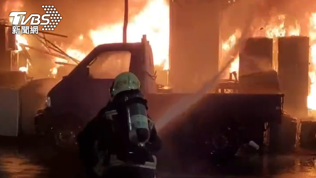 大量消防人員投入城中城大火救災行動。（圖／TVBS）