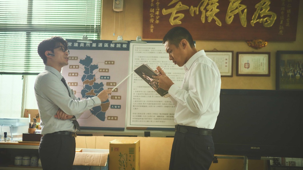 侯彥西（左）在電影《鱷魚》中飾演柯震東的學長。（圖／双喜提供）