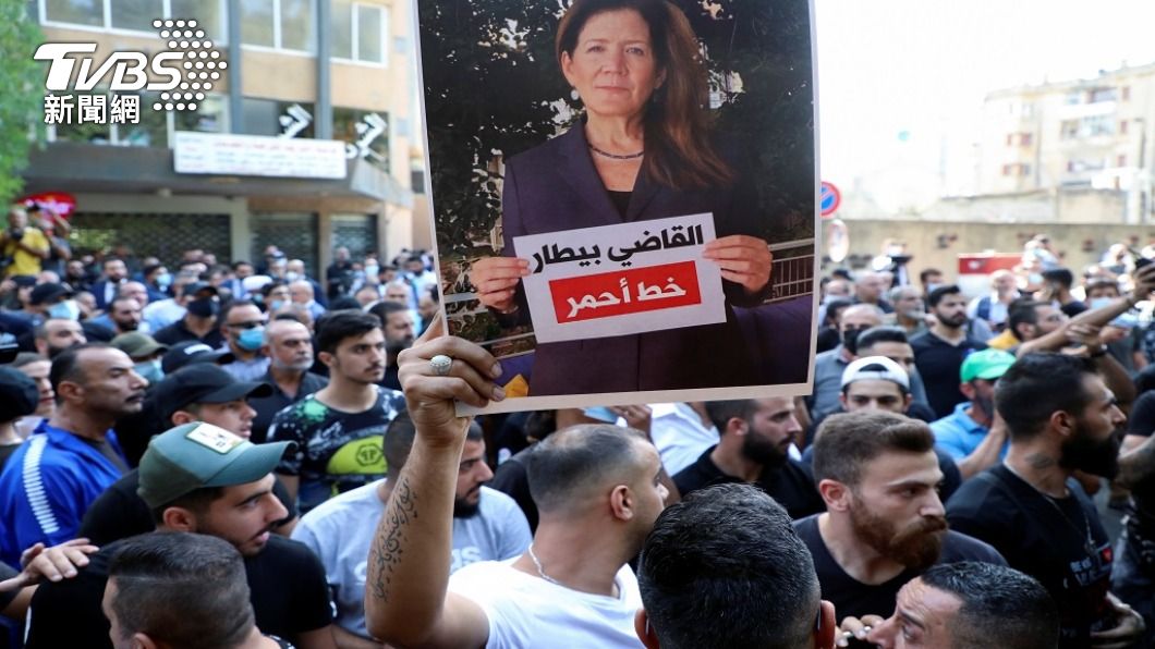 黎巴嫩的民眾上街抗議，要求法官辭職。(圖/路透社)
