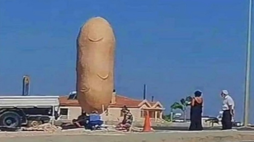 賽普勒斯一座村莊近日打造「巨型馬鈴薯雕像」引發熱議。（圖／翻攝自Nathan Morley推特）