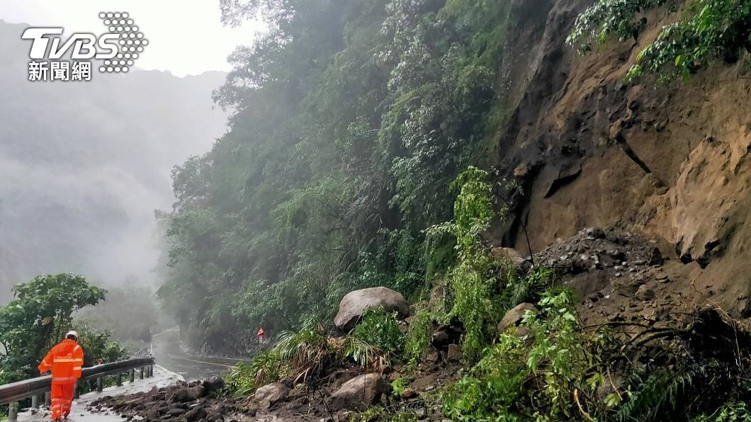 台8線太魯閣路段日前受圓規颱風影響多處有落石坍方。（圖／中央社資料照）