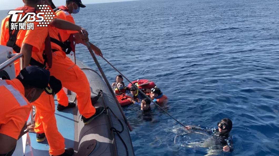 小琉球美人洞浮潛體力透支被海巡救援。（圖／TVBS）
