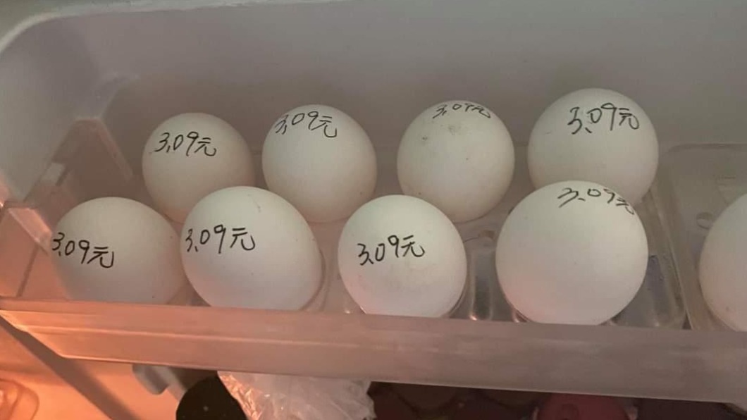 一名男子在買來的雞蛋上寫「3.09元」。（圖／翻攝自爆料公社官網）