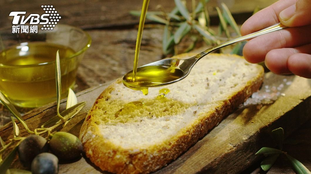 不少人會將橄欖油淋在麵包上食用。（示意圖／shutterstock達志影像）