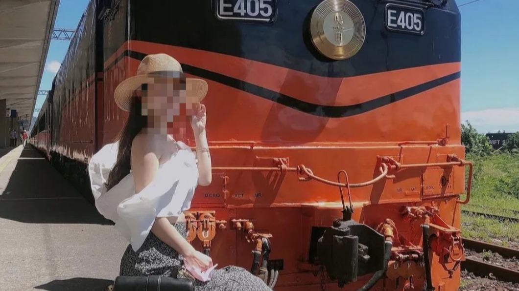 女子違規坐在火車月台拍照。（圖／翻攝自台灣便當管理局-附屬鐵路部臉書）