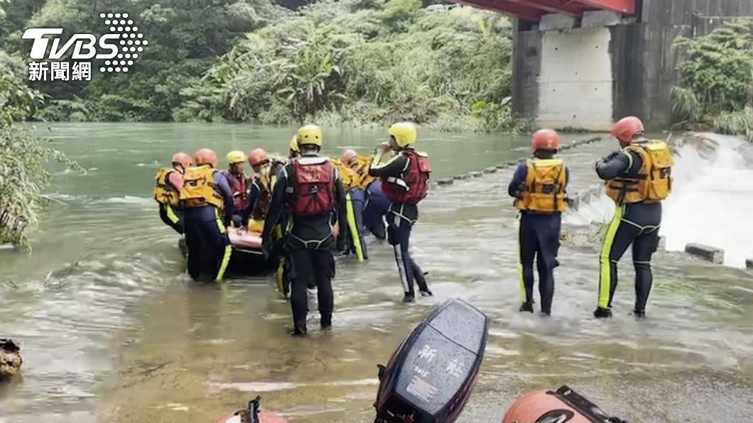 救難人員24小時不停歇搜救。（圖／TVBS）