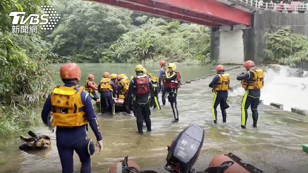 新北市虎豹潭16日溪水暴漲，一共有6人被沖走。（圖／TVBS）