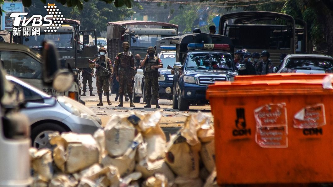 緬甸民眾在街頭堆物品阻擋軍警。（圖／達志影像美聯社）