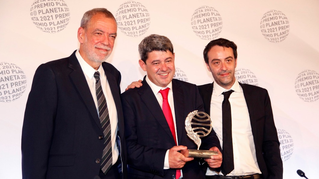 電視編劇馬蒂內茲、狄亞士和默賽羅上台領獎。（圖／翻攝自Planetadelibros.com臉書）