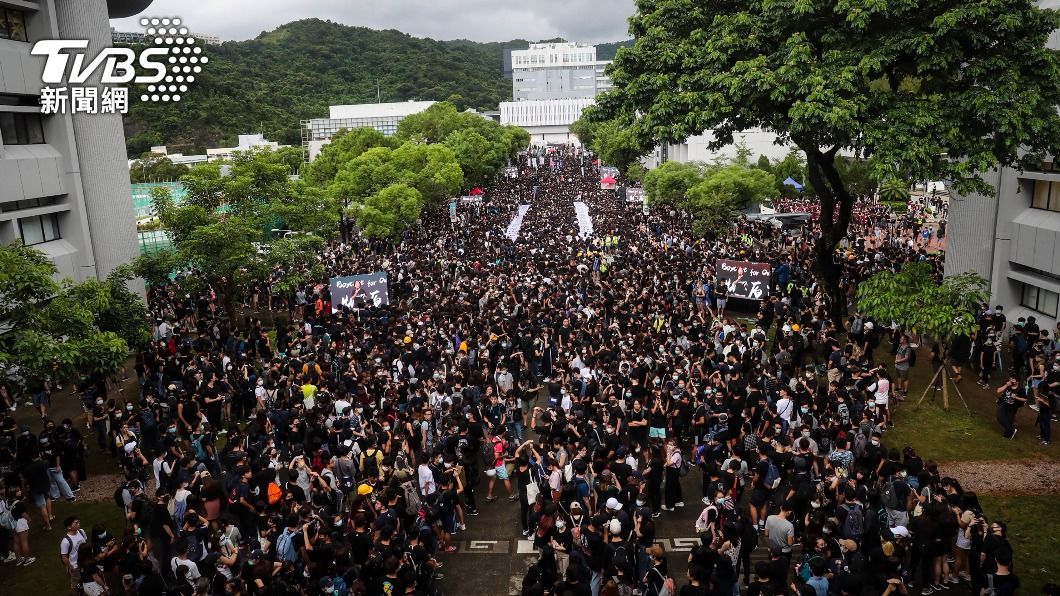 圖為反送中示威者2019年在中文大學百萬大道舉行罷課集會。（圖／中央社） 「反送中」港中大學生暴動罪成　5人各判刑近5年