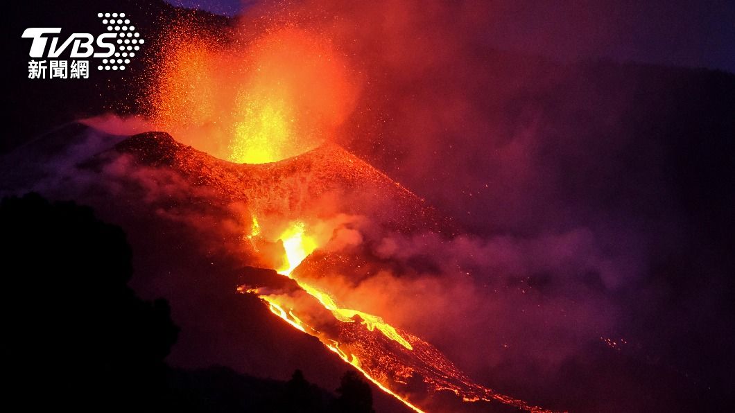 拉帕爾馬島火山不斷噴發，期間還伴隨數十次地震。（圖／達志影像美聯社） 西班牙火山連噴1個月毀2千棟建築　政府撥３億歐元重建