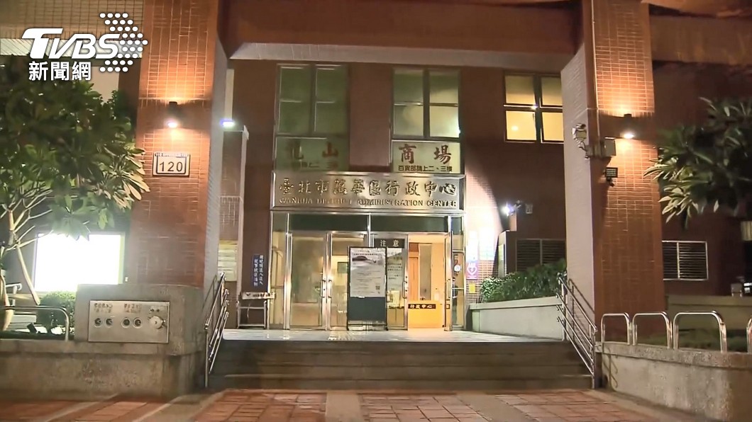 台北萬華行政中心10月發生持刀砍人事件。（圖／TVBS）