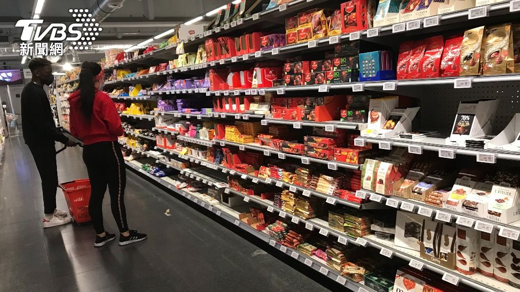 布魯塞爾連鎖超市巧克力區品項繁多。（圖／中央社）